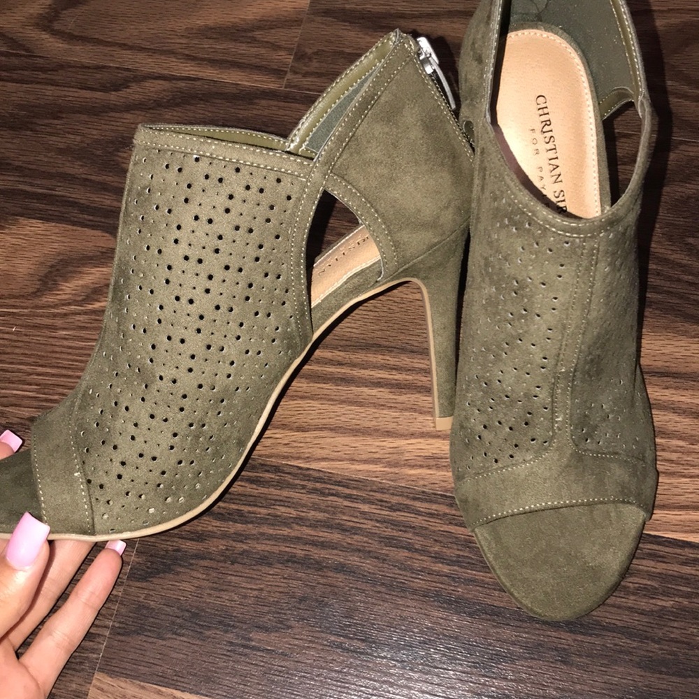 Size 8. Never worn